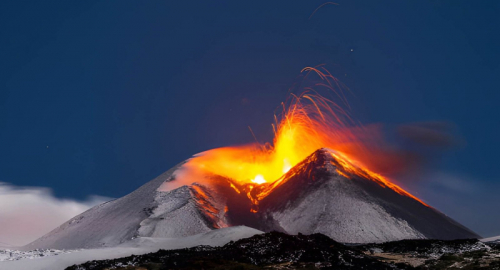 Etna, esplosioni alla Voragine: VONA arancione e voli sotto osservazione